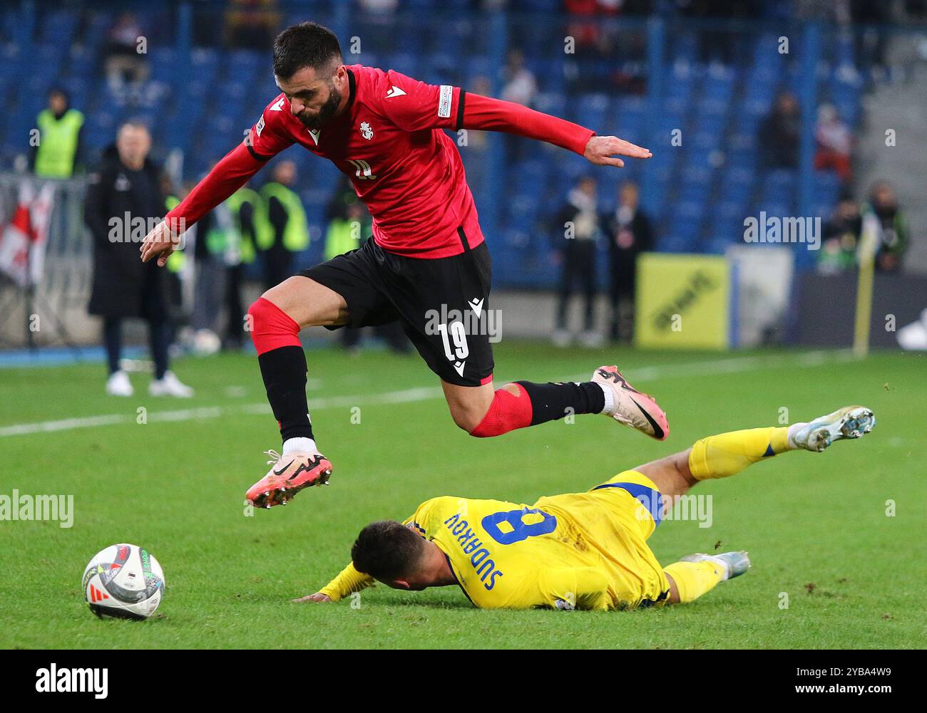 Poznan, Pologne - 11 octobre 2024 : Levan Shengelia de Géorgie (l, n°19) et Georgiy Sudakov d'Ukraine (n°8) en action lors de leur match de Ligue des Nations de l'UEFA au stade de Poznan à Poznan, en Pologne Banque D'Images