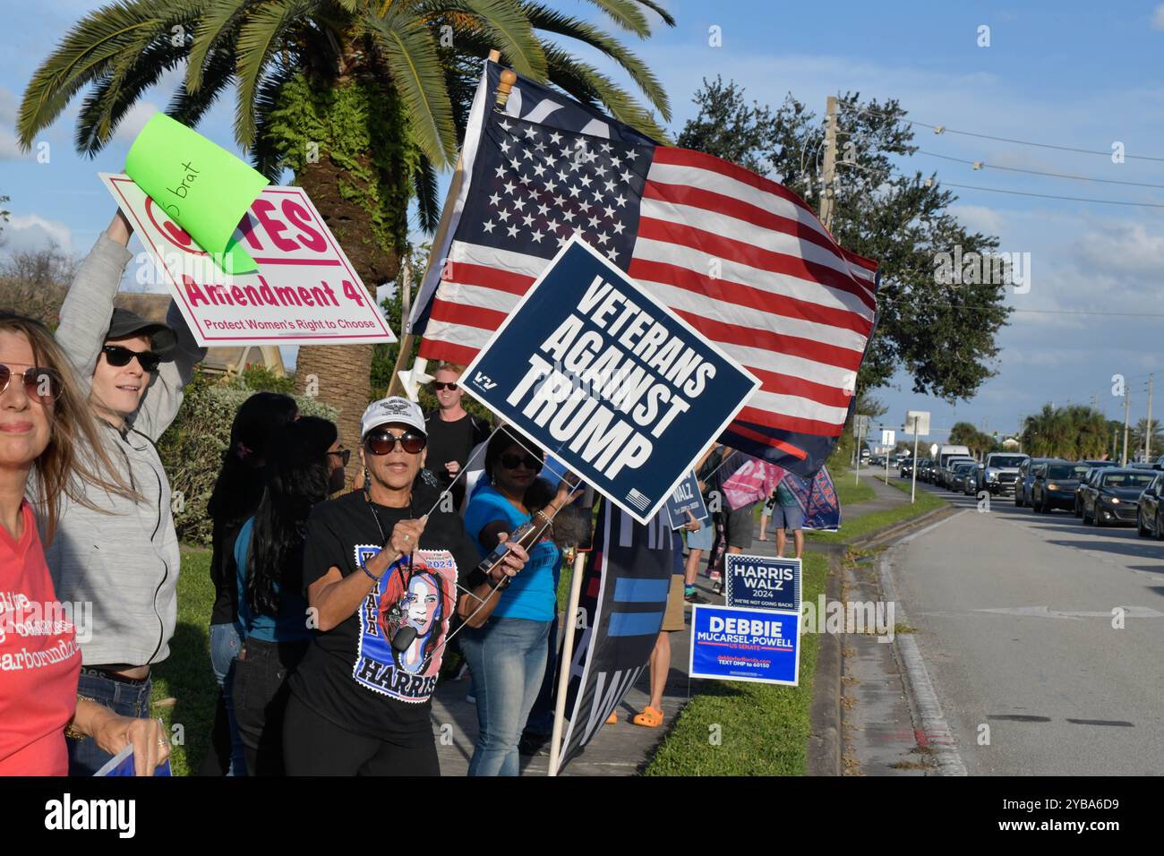 Melbourne, Floride, Comté de Brevard, Floride, États-Unis. 17 octobre 2024. Avec 18 jours jusqu'à l'élection présidentielle des États-Unis 2024, des groupes de drapeau brandissant des soutiens Harris / Walz se sont rassemblés à diverses intersections à travers le comté. Les supporters ont klaxonné leurs avertisseurs sonores de voiture et ont donné des gestes du pouce vers le haut lorsqu'ils passaient. Crédit : Julian Leek/Alamy Live News Banque D'Images