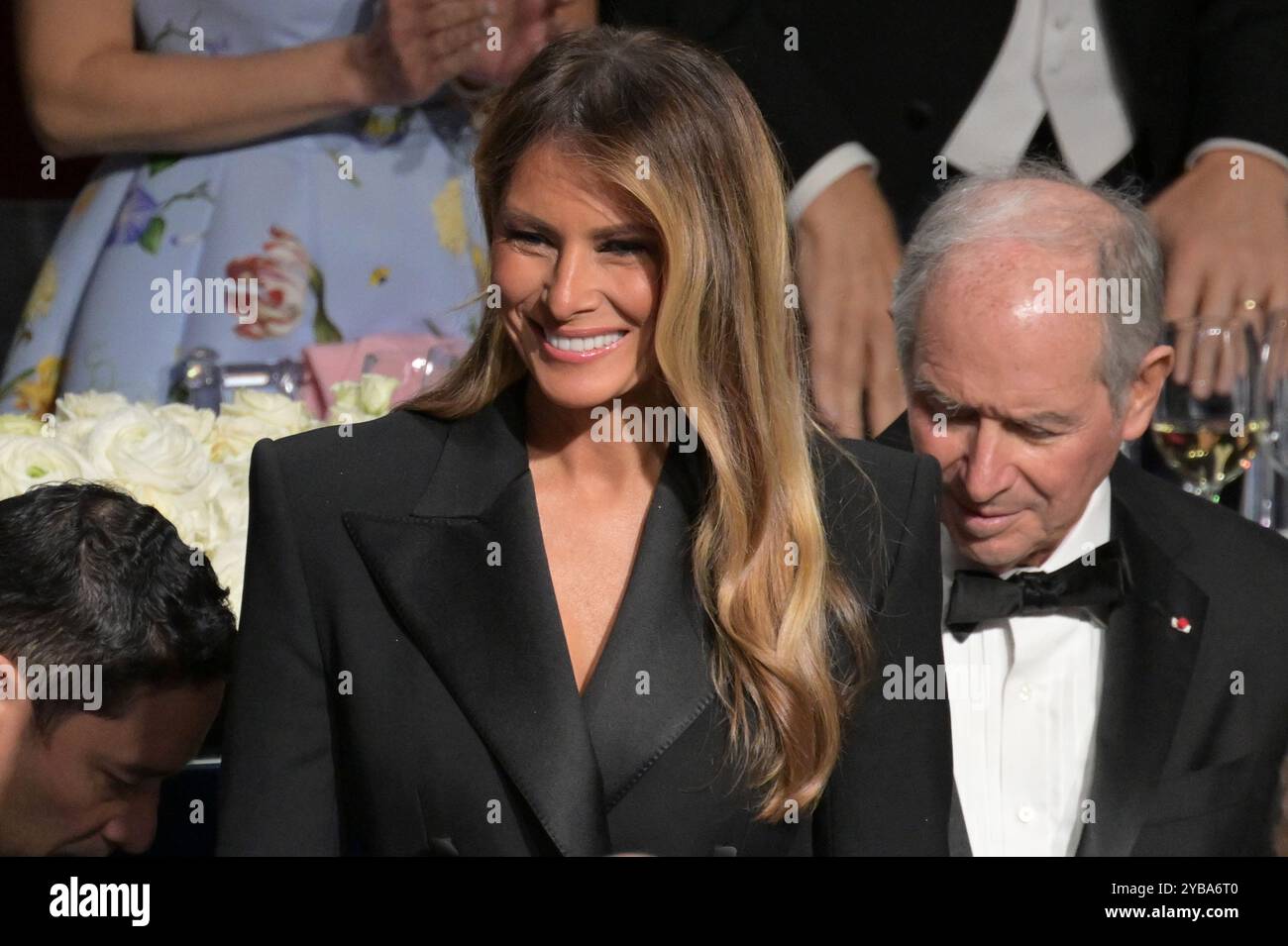 New York, États-Unis. 17 octobre 2024. Melania Trump (c) assiste au 79e dîner annuel de la Fondation commémorative Alfred E. Smith au Hilton Midtown de New York, New York, NY, le 17 octobre 2024. (Photo par Anthony Behar/Sipa USA) crédit : Sipa USA/Alamy Live News Banque D'Images