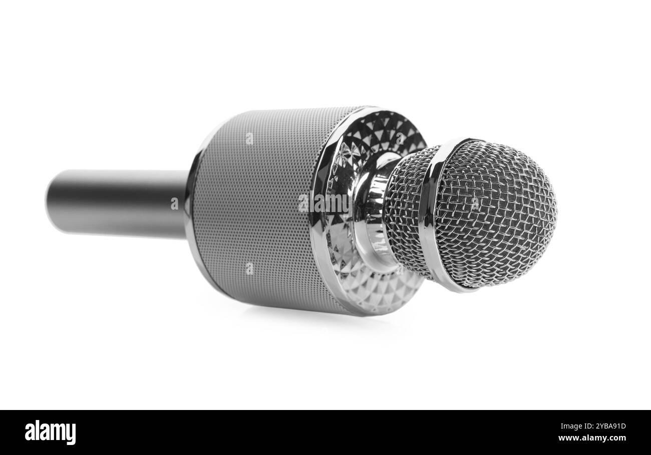 Un microphone karaoké argenté isolé sur blanc Banque D'Images Un microphone karaoké argenté isolé sur blanc Banque D'Images