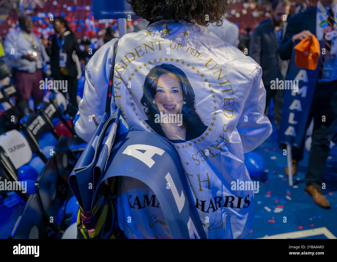 CHICAGO, Ill. – 22 août 2024 : une personne porte une veste avec une image du vice-président Kamala Harris à la Convention nationale démocrate de 2024. Banque D'Images