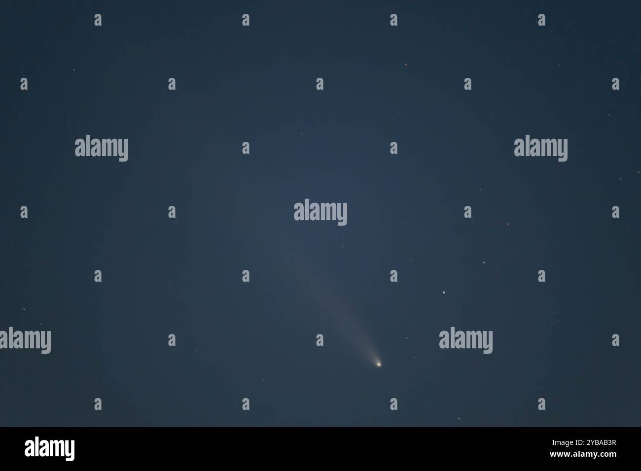 Wimbledon, Londres, Royaume-Uni. 17 octobre 2024. La comète C/2023 A3 Tsuchinshan-ATLAS avec une orbite de 80 000 ans est visible depuis Londres, montrant une longue queue parmi les étoiles de fond. Crédit : Malcolm Park/Alamy Live News Banque D'Images