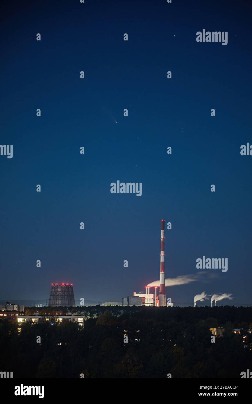 Vilnius, Lituanie. 17 octobre 2024. La comète C/2023 A3 (Tsuchinshan-ATLAS) est vue dans le ciel au-dessus de la centrale thermique à la périphérie de Vilnius, la capitale lituanienne (photo de Yauhen Yerchak/SOPA images/Sipa USA) crédit : Sipa USA/Alamy Live News Banque D'Images