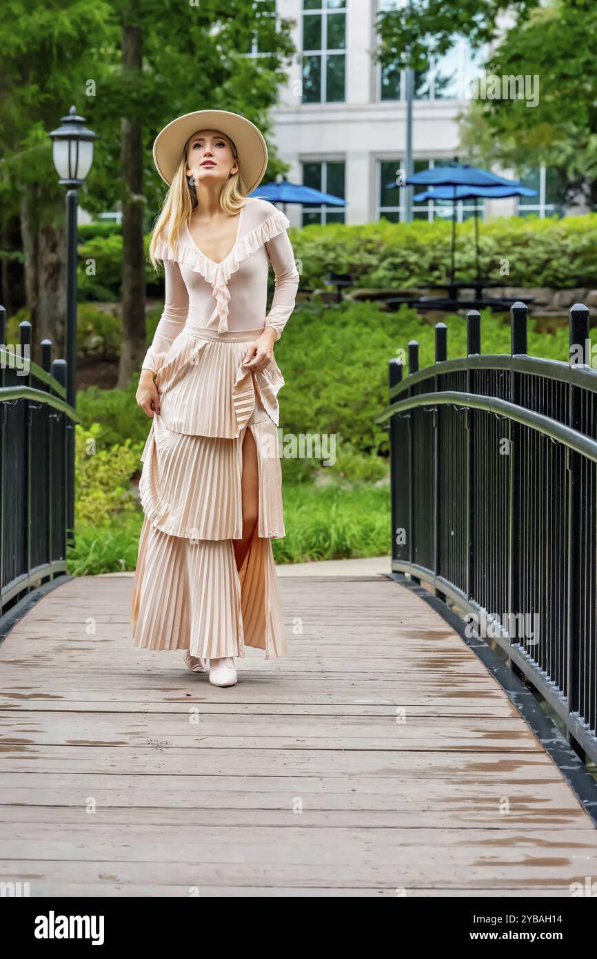 Un superbe modèle met en valeur la mode automnale au milieu de la beauté de la nature, dégageant élégance et charme dans une promenade pittoresque dans le parc Banque D'Images