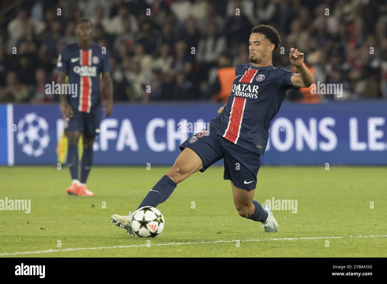 Match de football, Warren ZAÏRE-EMERY Paris St Germain arrête le ballon avec son pied gauche, stade de football du Parc des Princes, Paris Banque D'Images