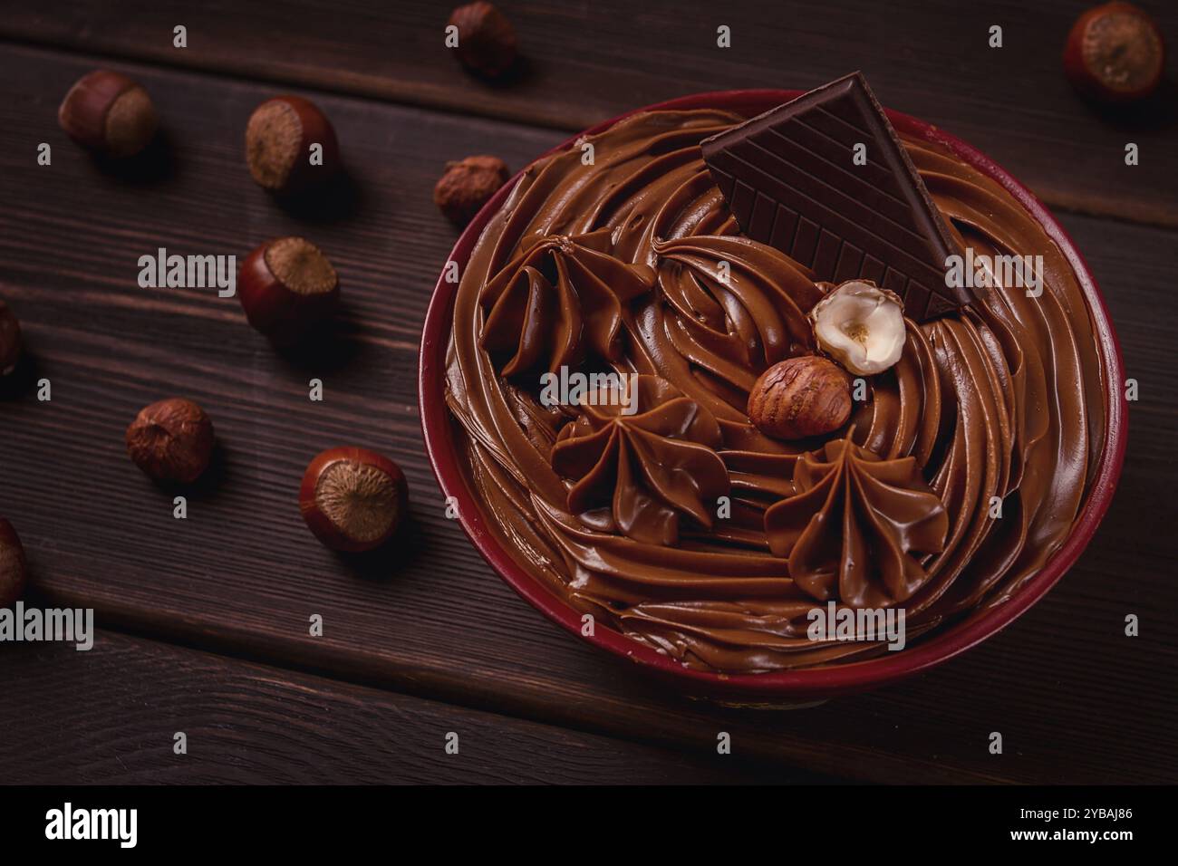 Pâte de noix de chocolat, mousse, pâtes, dans une tasse, sur une table en bois, vue de dessus, mise au point sélective, pas de gens Banque D'Images