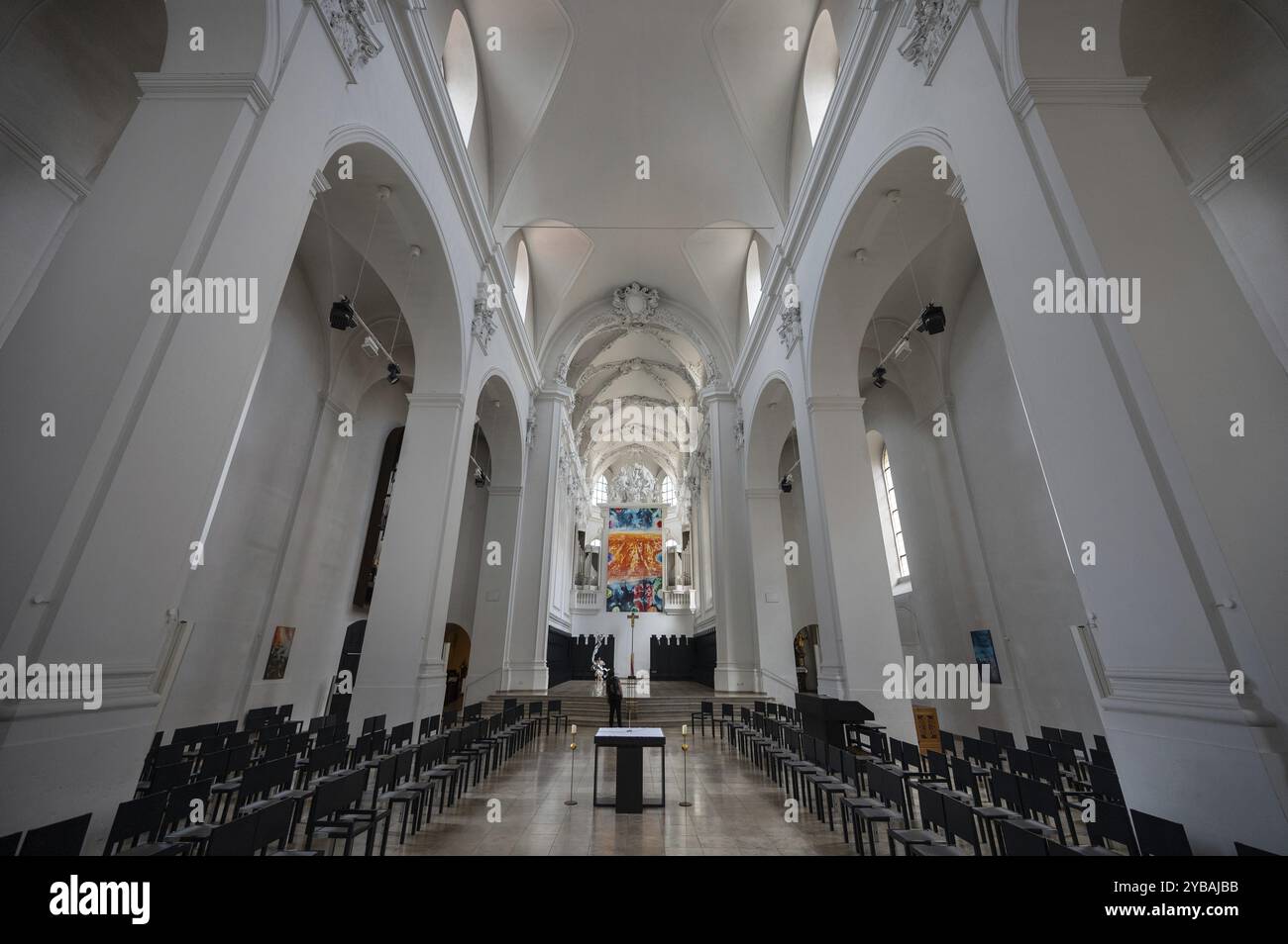 Intérieur avec retable lumineux créé par le peintre Jacques Gassmann, Jérusalem céleste 2011, église Saint Augustin, Dominikanerplatz, Wuerzbourg Banque D'Images