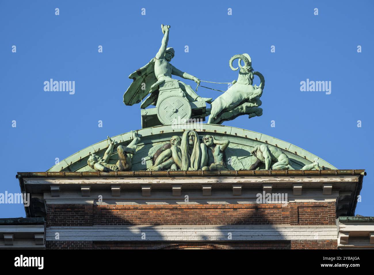 Sculpture en bronze, scène mythologique avec un char de Stephan Sinding, dipylon ou double Tor Tor ou Dobbeltporten, conçu par l'architecte Vilhelm Dahl Banque D'Images