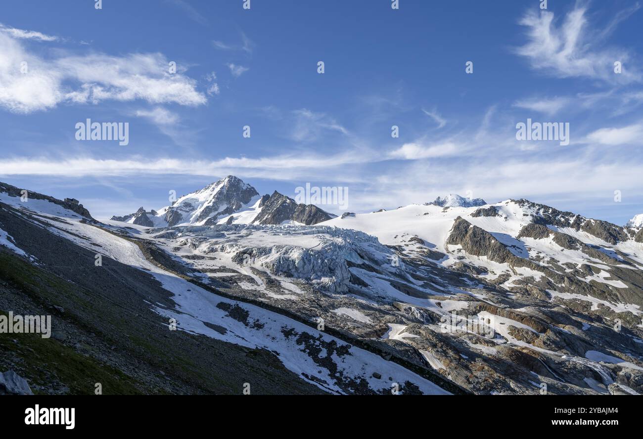 Paysage de haute montagne alpine, sommet de l'aiguille de Chardonnet et Glacier du Tour, glaciers et sommets montagneux, Chamonix, haute-Savoie, France Banque D'Images
