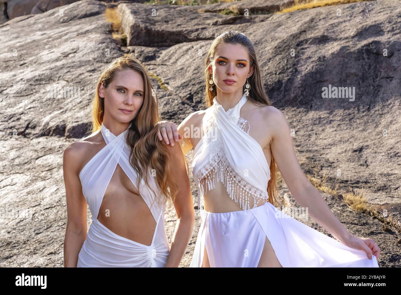 Deux superbes mannequins frappent des poses au milieu de la riche tapisserie et de la beauté de la nature Banque D'Images