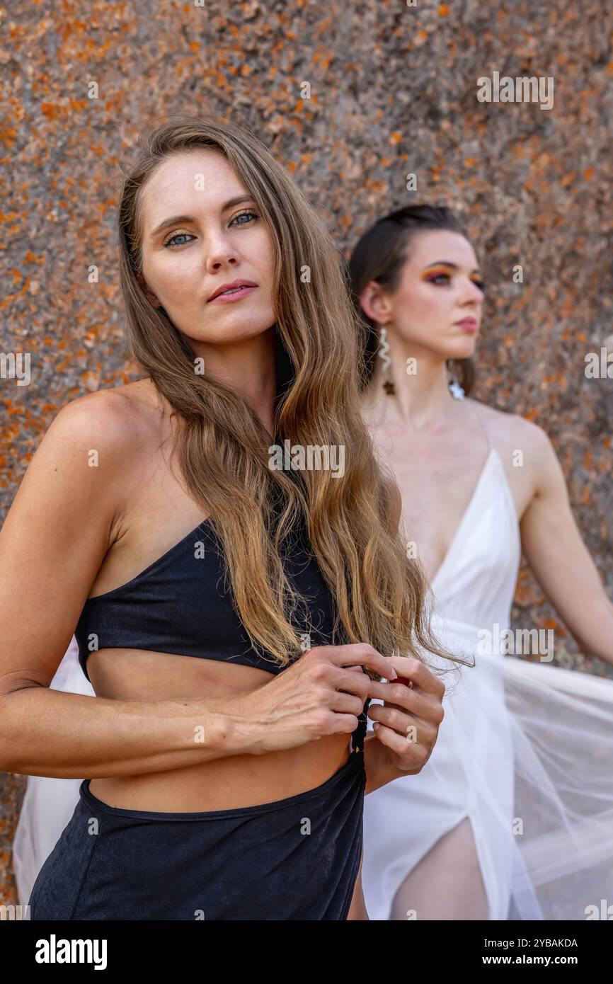 Deux superbes mannequins frappent des poses au milieu de la riche tapisserie et de la beauté de la nature Banque D'Images