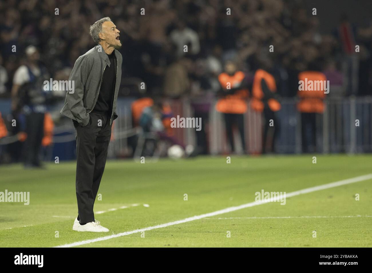 Match de football, l'entraîneur Luis ENRIQUE Paris St Germain sur le banc de touche donnant des instructions énergiques à ses joueurs, stade de football du Parc des Princes, Banque D'Images