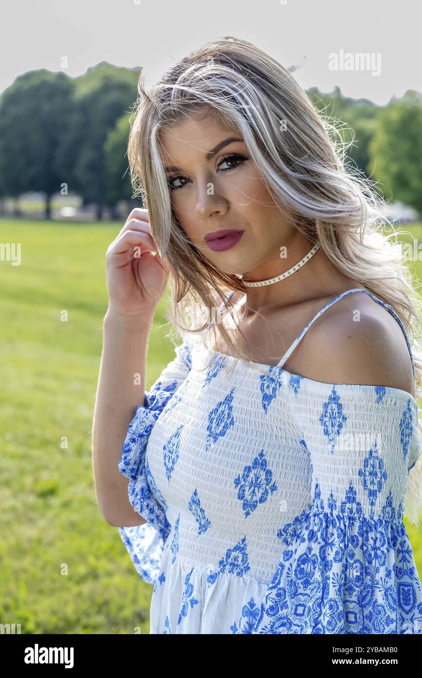 Une superbe femme mexicaine américaine rayonne de beauté dans une séance photo printanière, capturant l'essence de la saison avec grâce et élégance Banque D'Images