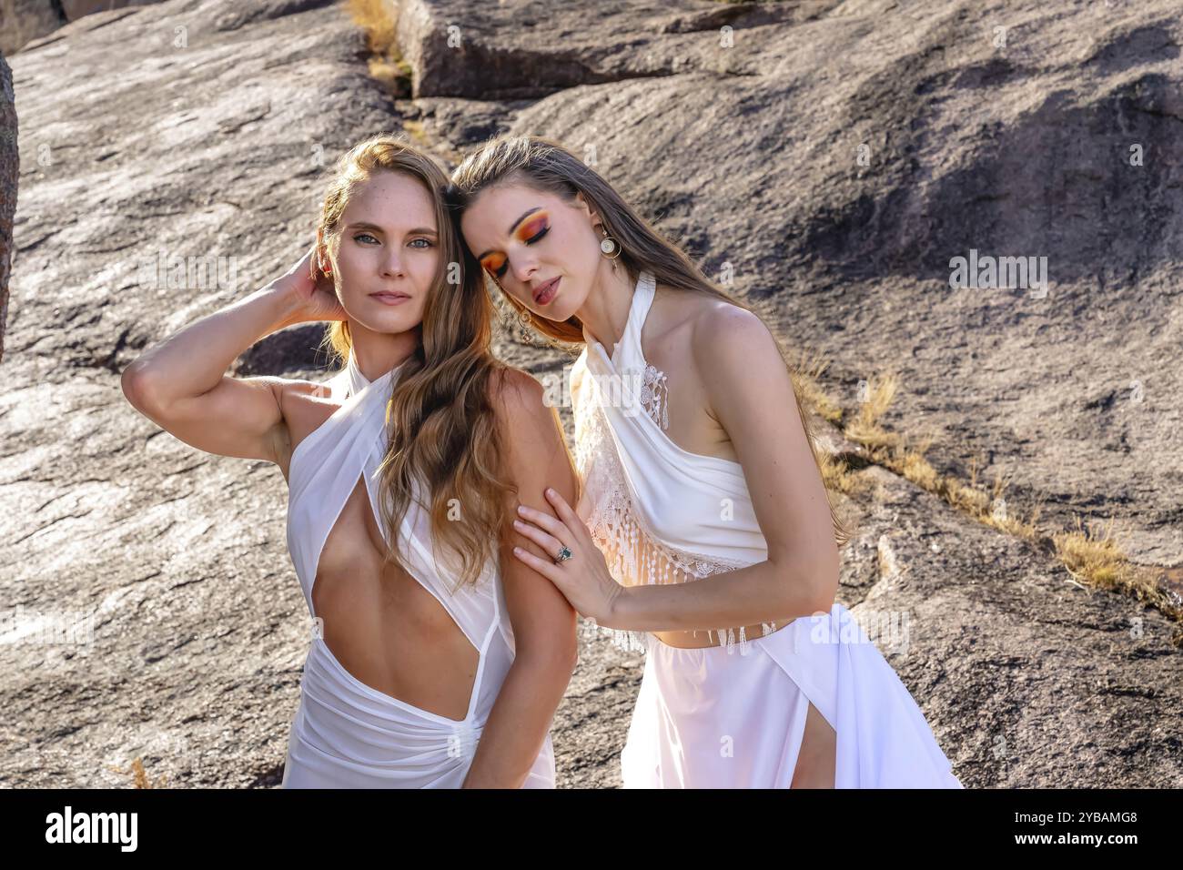 Deux superbes mannequins frappent des poses au milieu de la riche tapisserie et de la beauté de la nature Banque D'Images