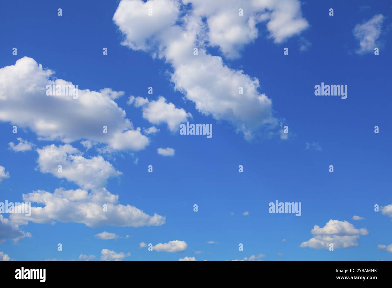 Une vue horizontale du ciel bleu vif avec des nuages blancs gonflés Banque D'Images