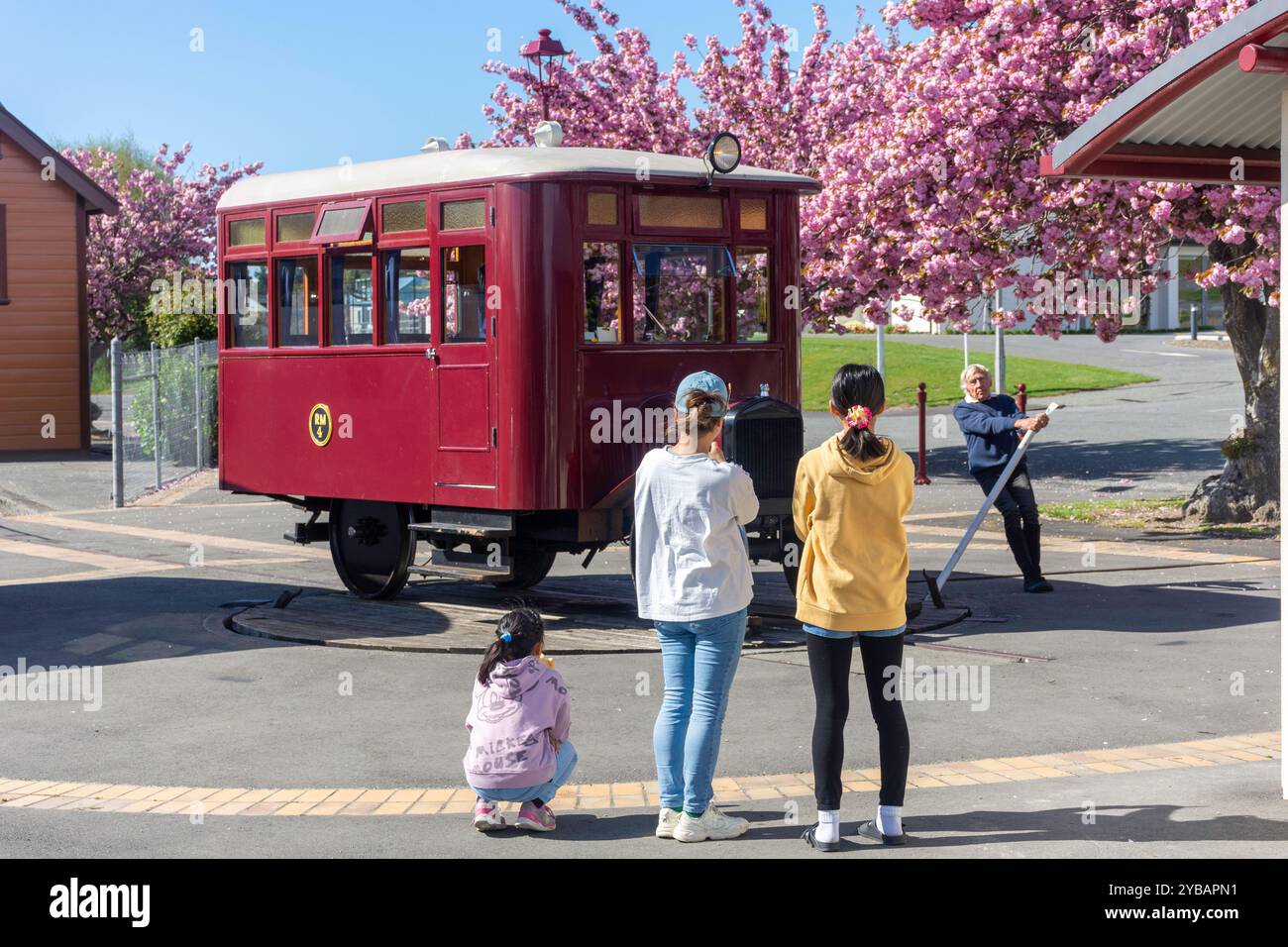 Chauffeur tournant le modèle T du wagon à Pleasant point Museum & Railway, afghan Street, Pleasant point, South Canterbury, Canterbury, nouvelle-Zélande Banque D'Images