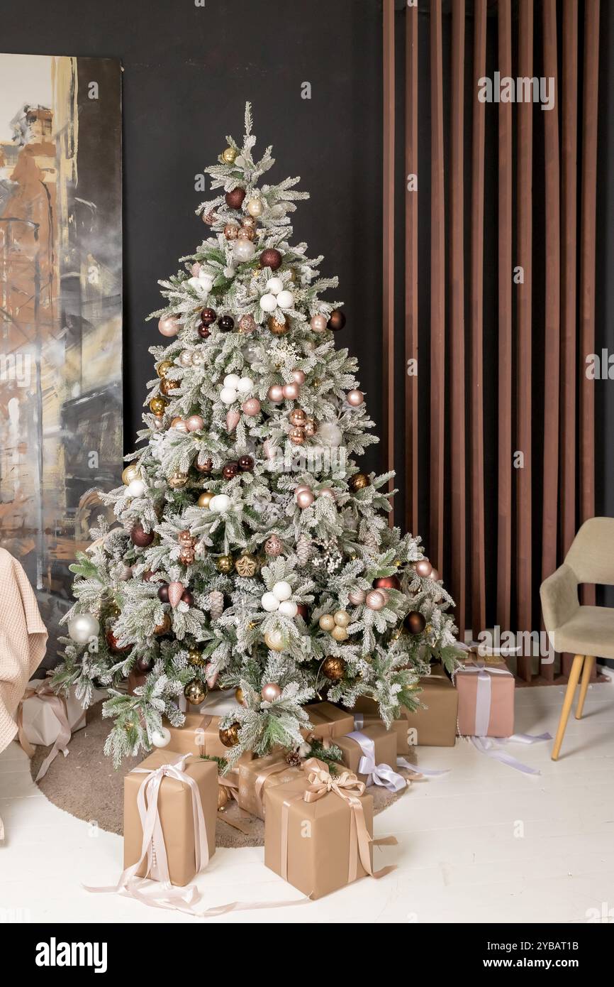 Vacances du nouvel an, humeur, intérieur minimaliste élégant du nouvel an, cadeaux et cadeaux emballés sous le sapin de Noël. Banque D'Images