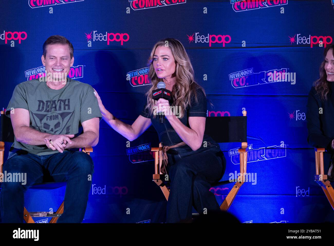 New York, États-Unis. 17 octobre 2024. Casper Van Dien et Denise Richards. Les acteurs du classique de science-fiction Starship Troopers se réunissent 27 ans après la sortie du film. Crédit : M. Stan Reaves/Alamy Live News Banque D'Images