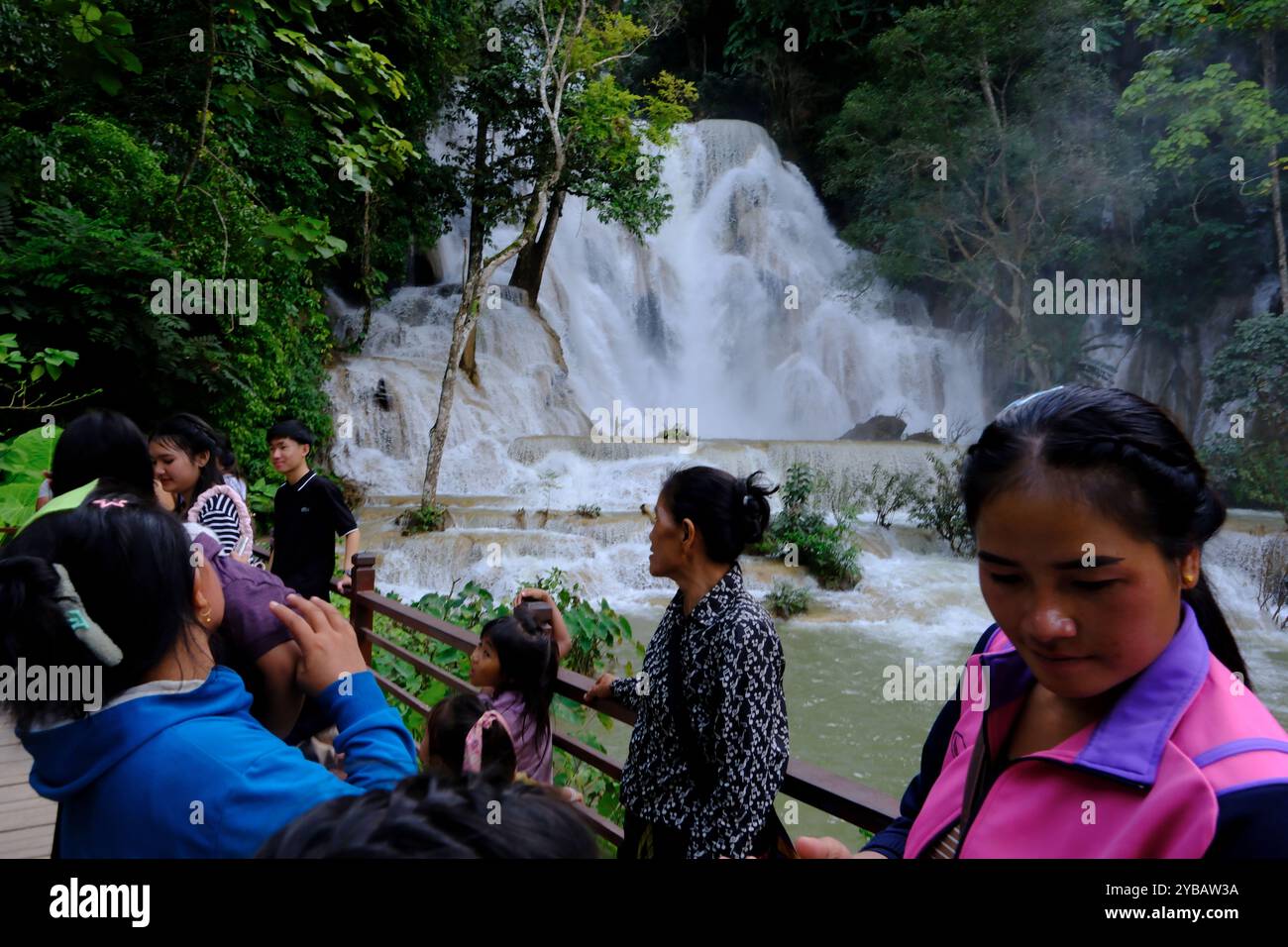 Visiteurs à Kuang si Waterfall près de Luang Prabang, Laos Banque D'Images