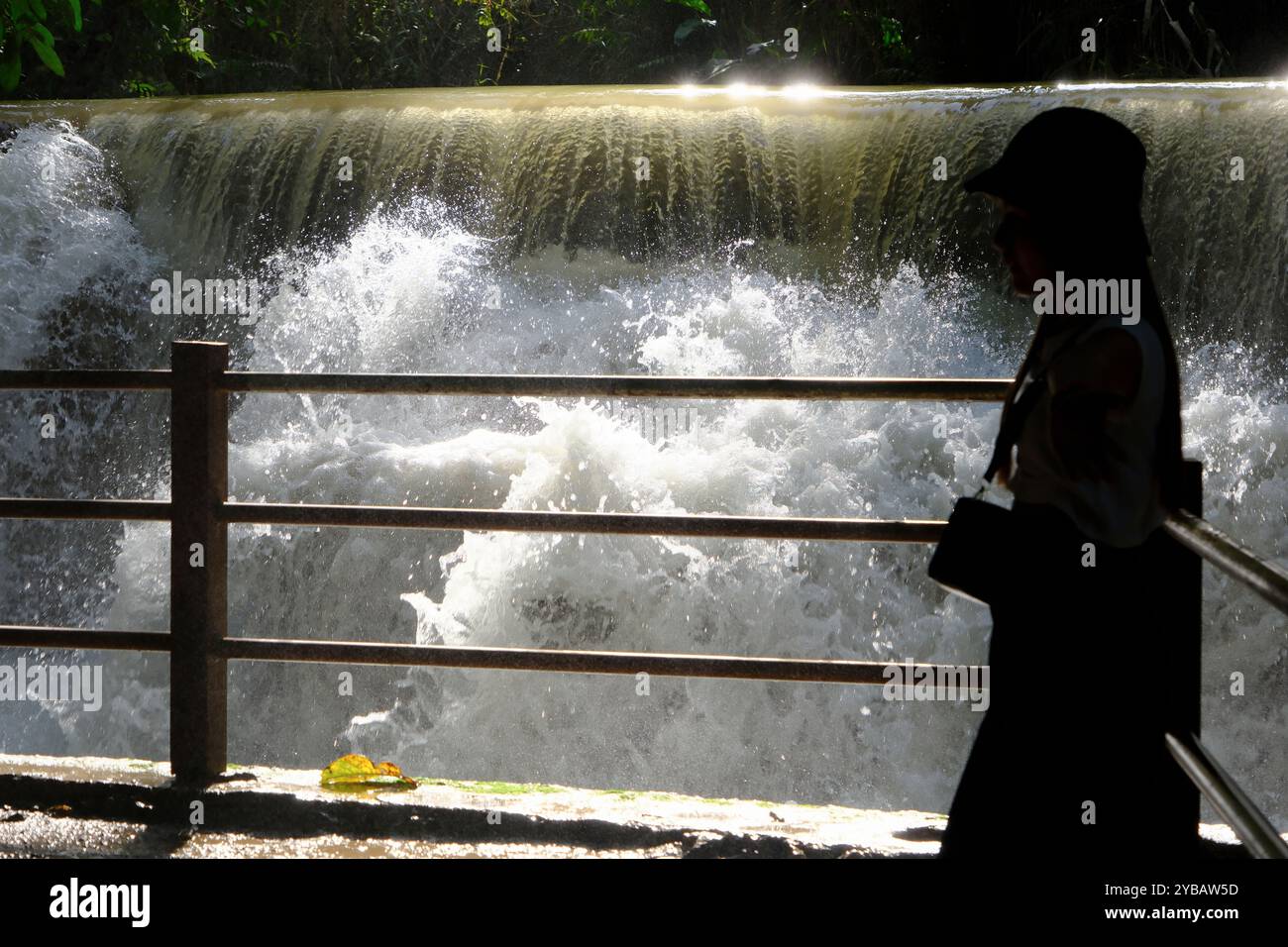 Un visiteur de Kuang si Waterfall près de Luang Prabang, Laos Banque D'Images