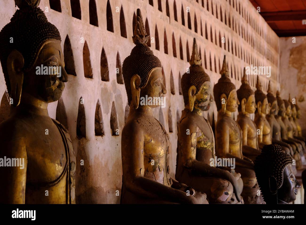 Des statues antiques de Bouddha sont exposées dans le cloître du temple Wat si Saket. Vientiane, Laos Banque D'Images