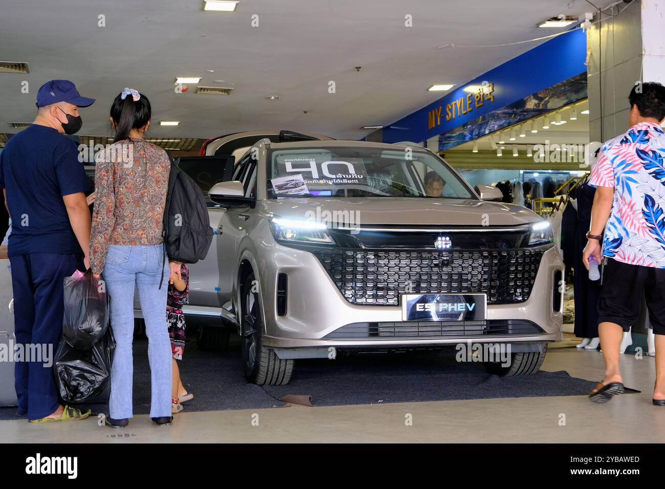 Un écran de SUV Dfsk Fengon E5 phev (véhicule électrique hybride rechargeable) fabriqué en Chine par l'entrée du Talat Sao Shopping Mall. Vientiane, Laos Banque D'Images