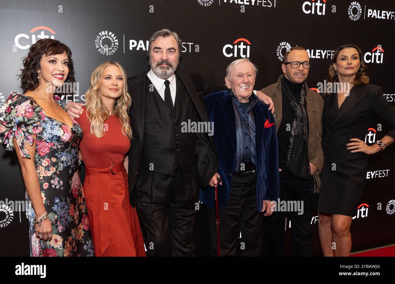 New York, NY, États-Unis, 17 octobre 2024 : Vanessa Ray, Marisa Ramirez, Tom Selleck, Len Cariou, Donnie Wahlberg, Bridget Moynahan, Kevin Wade participe au PaleFest NY : Blue Bloods au Paley Center for Media à New York le 17 octobre 2024. Crédit : Lev Radin/Alamy Live News Banque D'Images