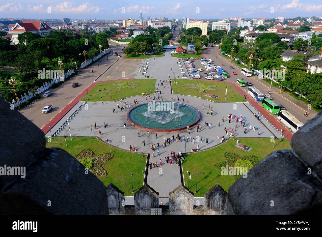 La vue de la fontaine musicale dans le parc Patuxay avec le paysage urbain derrière le monument de Patuxay-Victory. Vientiane, Laos Banque D'Images