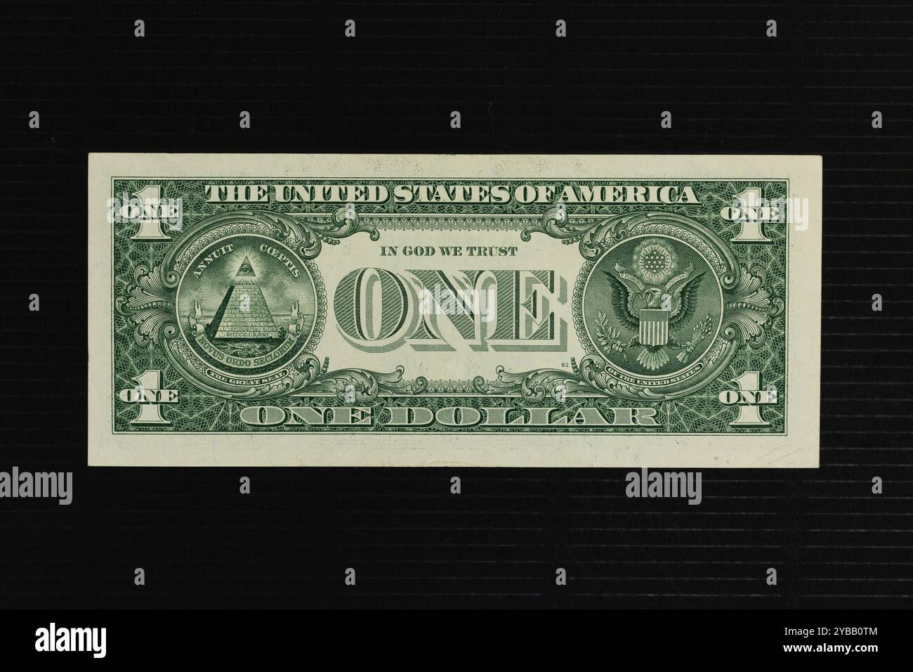 Un billet d'un dollar avec le billet du Grand Sceau des États-Unis sur fond noir Banque D'Images