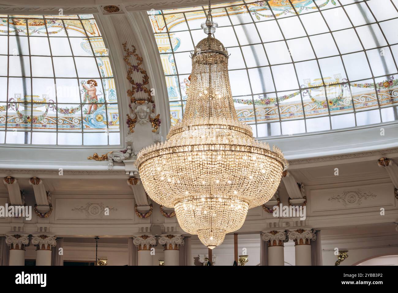 Nice, France - 16 juillet 2024 : le célèbre lustre en cristal de Baccarat dans le salon Royal du légendaire Hôtel Negresco Banque D'Images