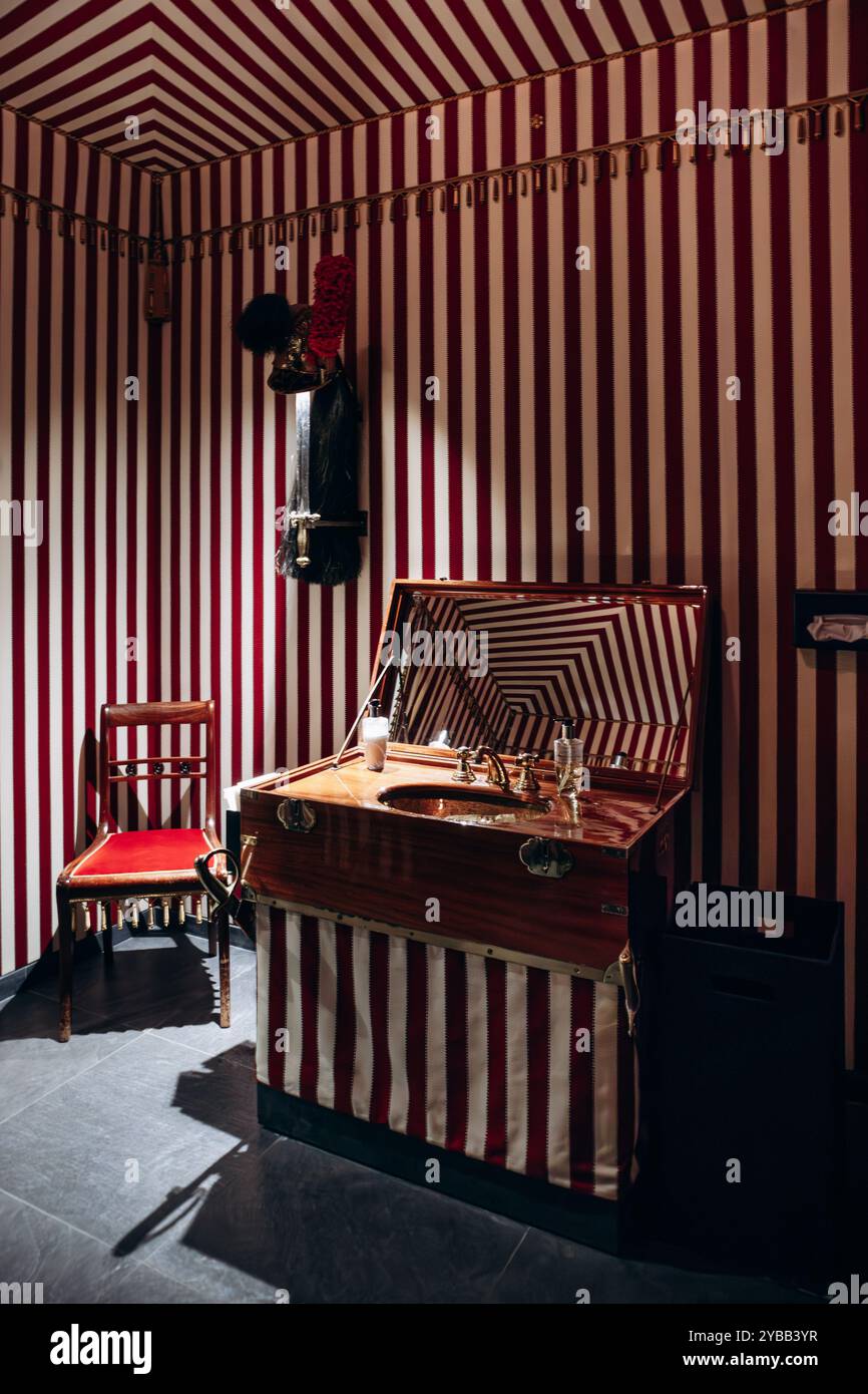 Nice, France - 16 juillet 2024 : L'intérieur de la chambre des hommes du légendaire Hôtel Negresco Banque D'Images