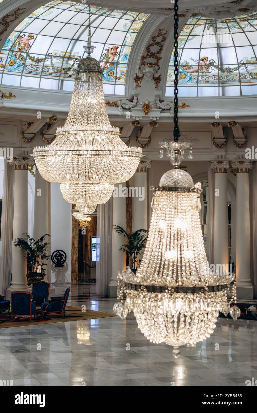 Nice, France - 16 juillet 2024 : le célèbre lustre en cristal de Baccarat dans le salon Royal du légendaire Hôtel Negresco Banque D'Images