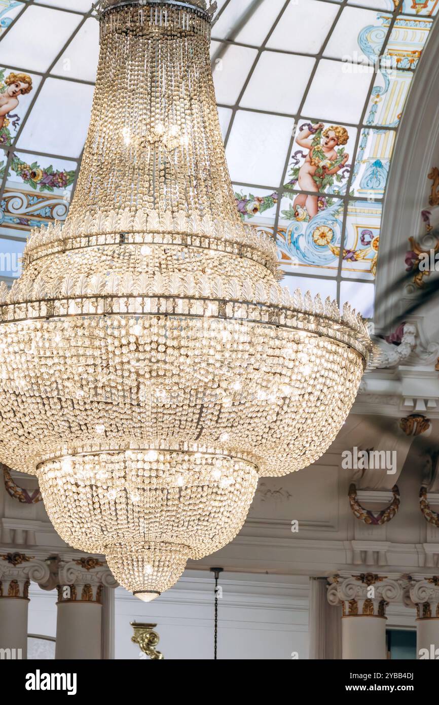 Nice, France - 16 juillet 2024 : le célèbre lustre en cristal de Baccarat dans le salon Royal du légendaire Hôtel Negresco Banque D'Images