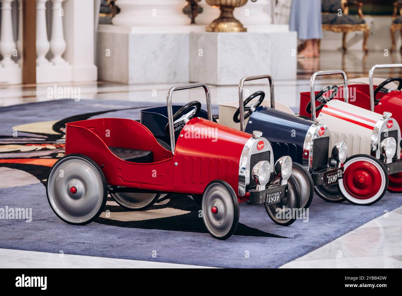 Nice, France - 16 juillet 2024 : voitures de collection exposées au salon Royal du légendaire Hôtel Negresco Banque D'Images