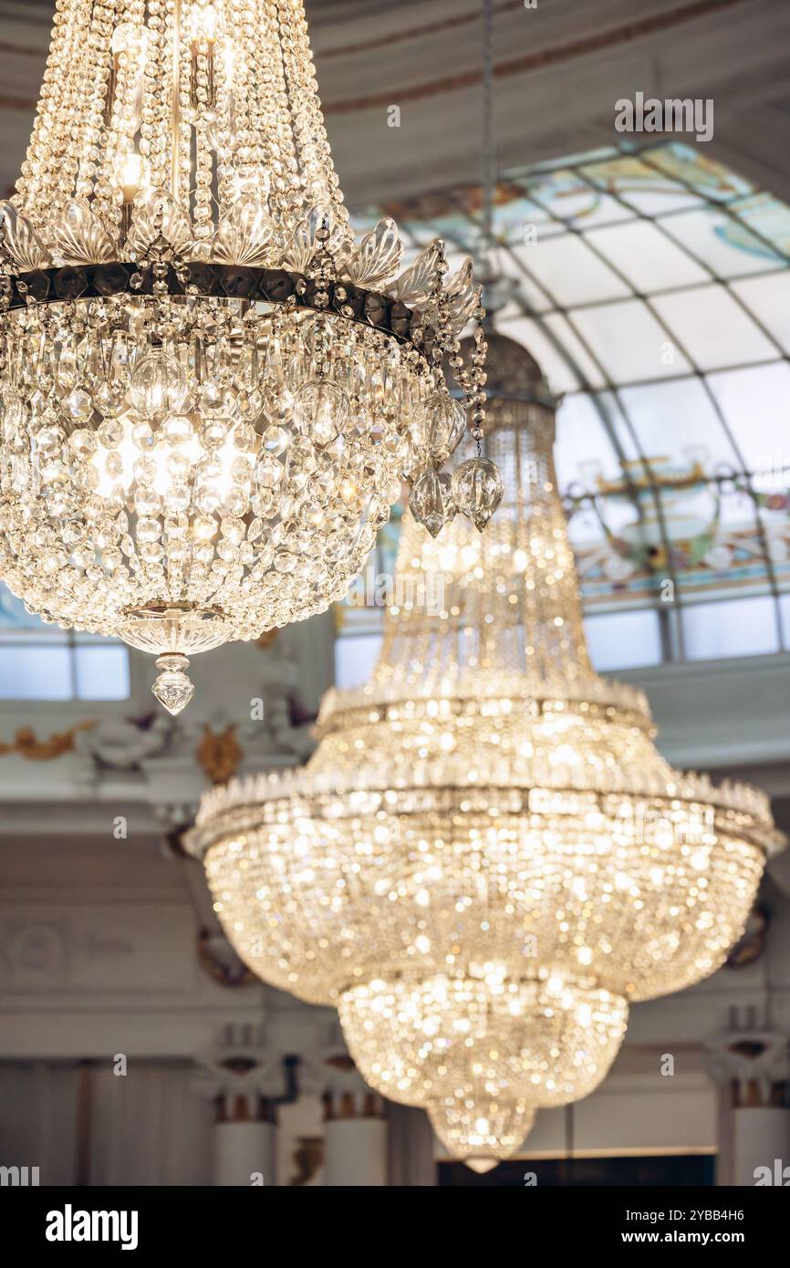 Nice, France - 16 juillet 2024 : le célèbre lustre en cristal de Baccarat dans le salon Royal du légendaire Hôtel Negresco Banque D'Images