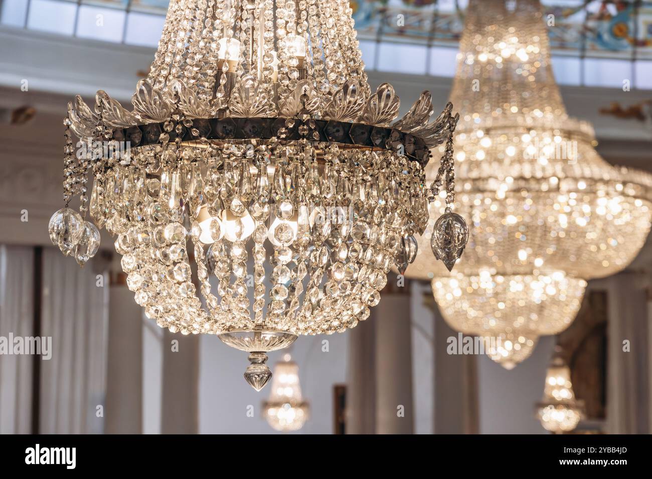 Nice, France - 16 juillet 2024 : le célèbre lustre en cristal de Baccarat dans le salon Royal du légendaire Hôtel Negresco Banque D'Images