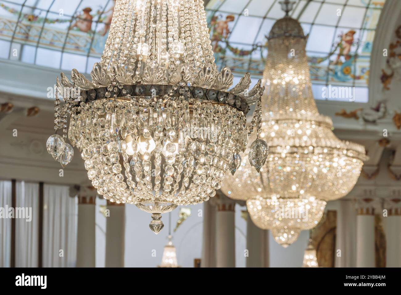 Nice, France - 16 juillet 2024 : le célèbre lustre en cristal de Baccarat dans le salon Royal du légendaire Hôtel Negresco Banque D'Images