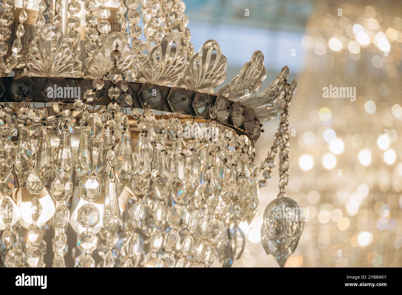 Nice, France - 16 juillet 2024 : le célèbre lustre en cristal de Baccarat dans le salon Royal du légendaire Hôtel Negresco Banque D'Images
