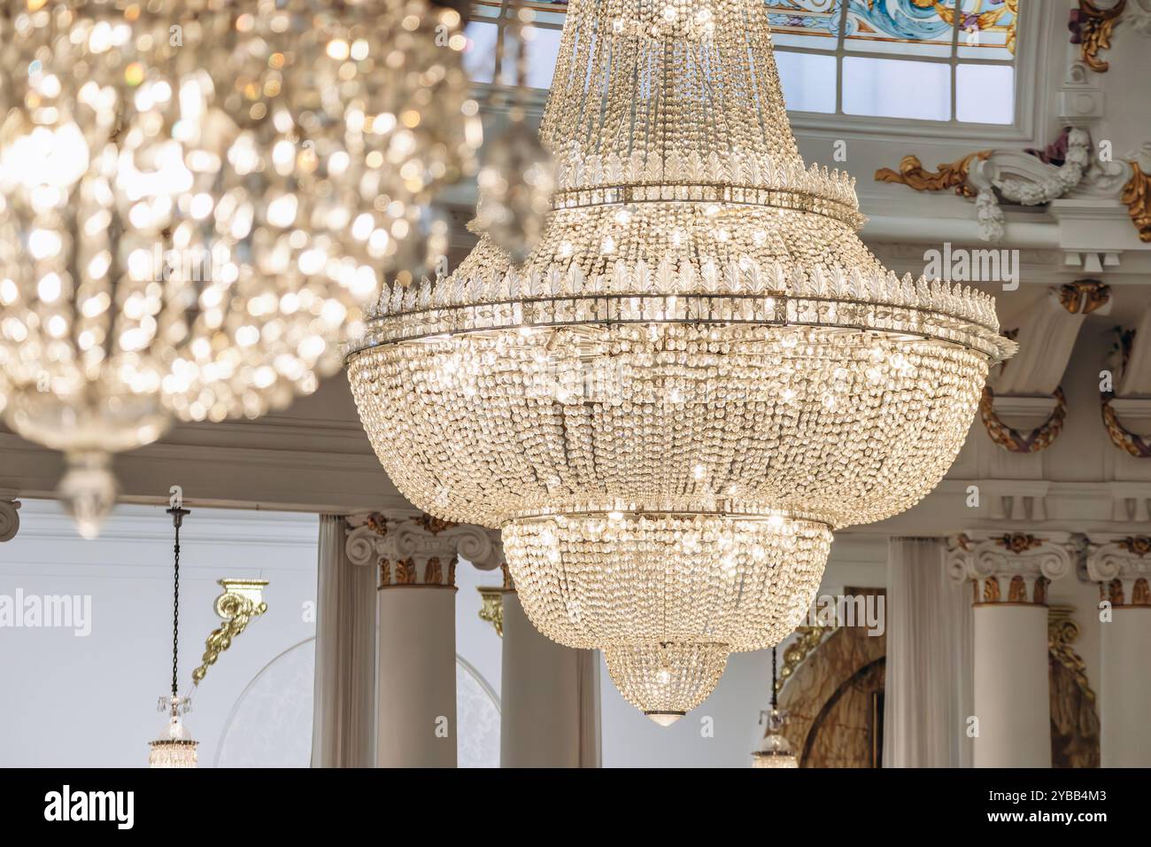 Nice, France - 16 juillet 2024 : le célèbre lustre en cristal de Baccarat dans le salon Royal du légendaire Hôtel Negresco Banque D'Images