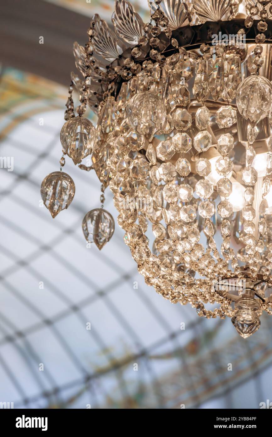 Nice, France - 16 juillet 2024 : le célèbre lustre en cristal de Baccarat dans le salon Royal du légendaire Hôtel Negresco Banque D'Images