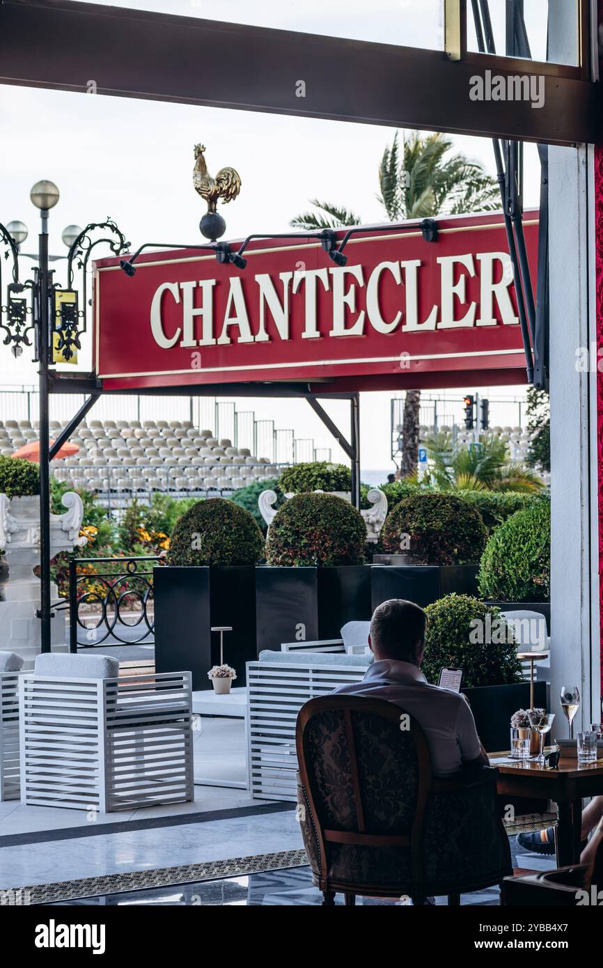 Nice, France - 16 juillet 2024 : terrasse d'été et enseigne du restaurant Chantecler au légendaire Hôtel Negresco Banque D'Images