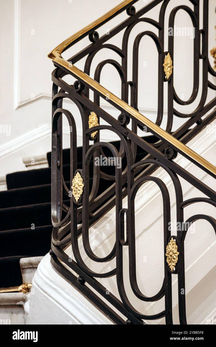 Nice, France - 16 juillet 2024 : balustrades au légendaire Hôtel Negresco Banque D'Images