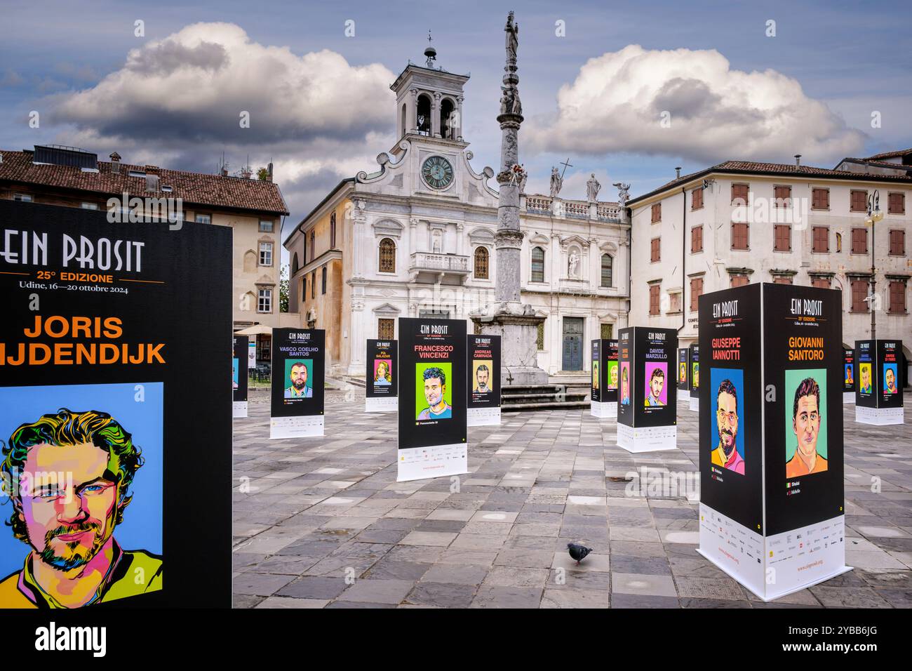 Place italienne historique pleine de signes colorés à l'occasion de 'Ein Prosit', événement culinaire. Udine, Frioul-Vénétie Julienne, Italie. Banque D'Images