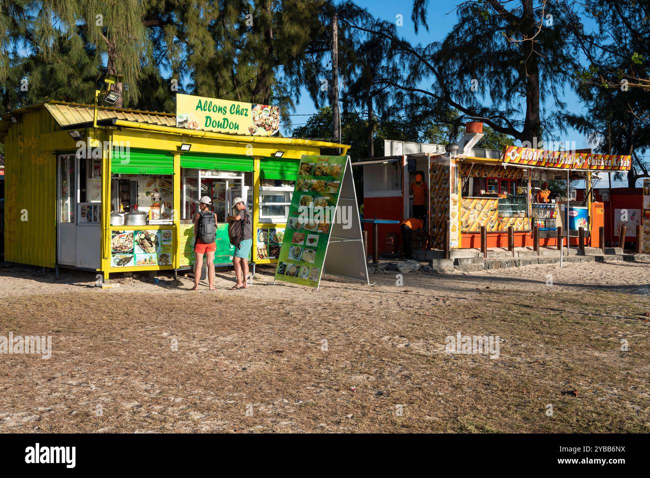 Typische Foodtrucks, Essen auf Rädern, Flic en Flac, plage, Strand, Westküste, Indischer Ozean, Insel, Maurice, Afrika mcpins *** food truck typique Banque D'Images