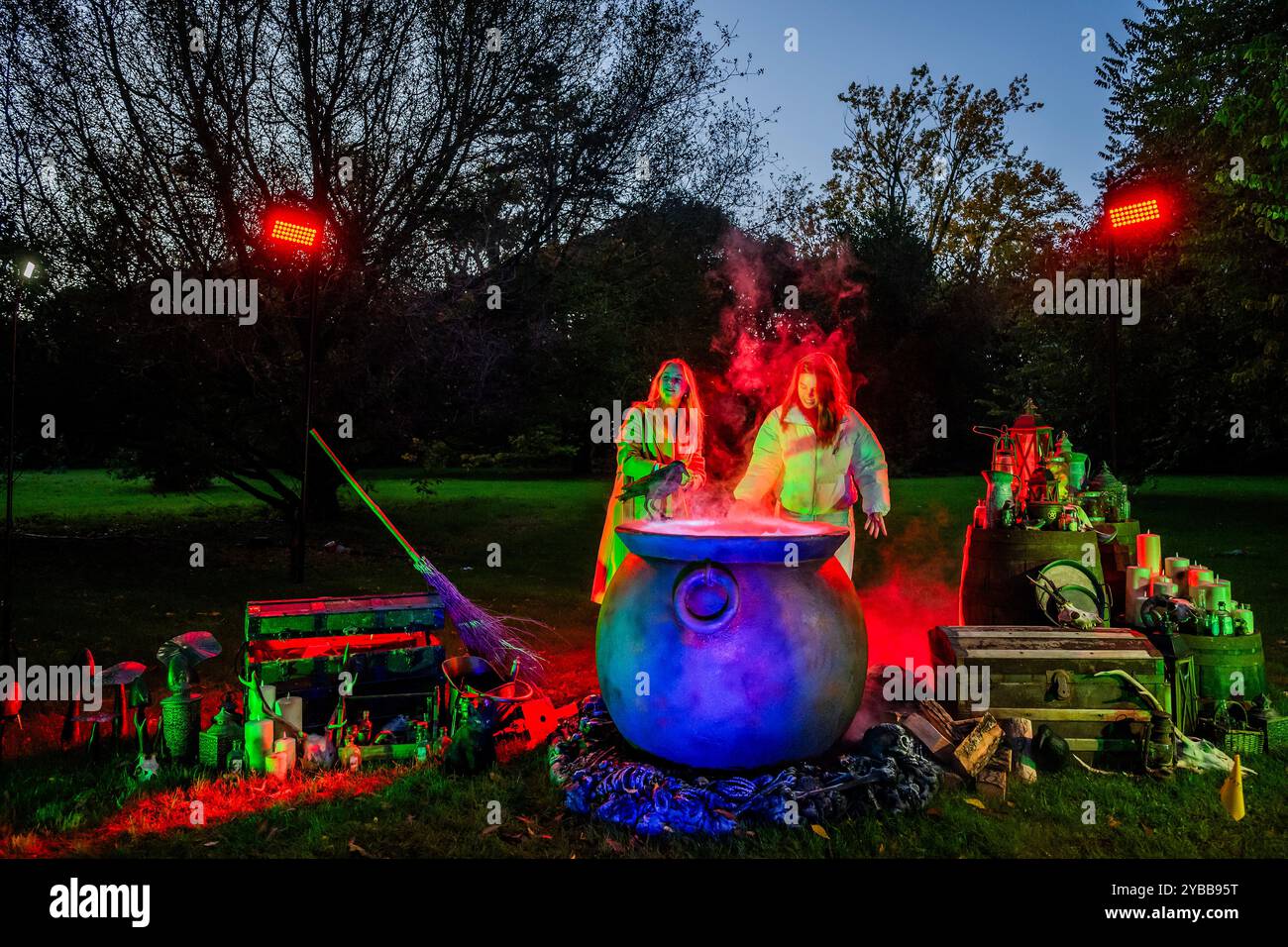 Londres, Royaume-Uni. 17 octobre 2024. Les visiteurs examinent le chaudron des sorcières - Aperçu d'un nouveau sentier lumineux d'Halloween transformant les jardins de Kew. Halloween à Kew est une sortie pour les visiteurs de tous âges, qui se déroulera du vendredi 18 octobre au dimanche 3 novembre 2024. Crédit : Guy Bell/Alamy Live News Banque D'Images