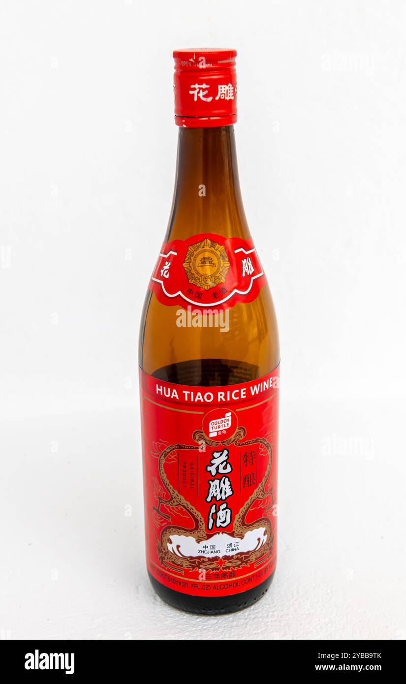 Lefkada, Grèce- 10.04.2024. Une bouteille de vin de riz chinois Hua Tiao pour la cuisson isolé dans un fond blanc. Banque D'Images