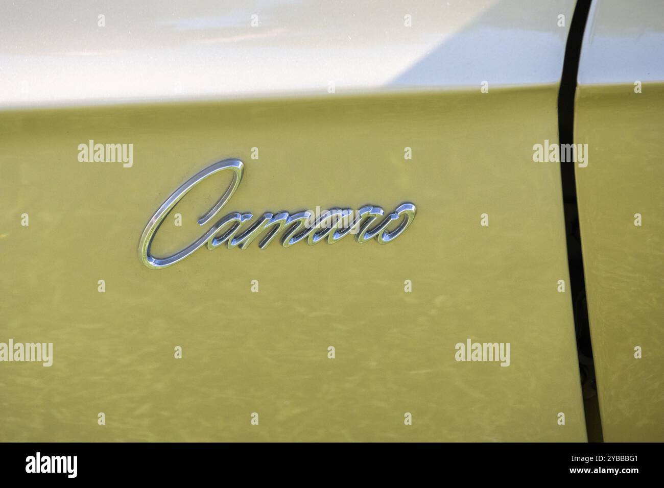 Le script chromé de la camaro brille sur le côté d'une camaro z28 de chevrolet classique, mettant en valeur la beauté du design de muscle car américain Banque D'Images