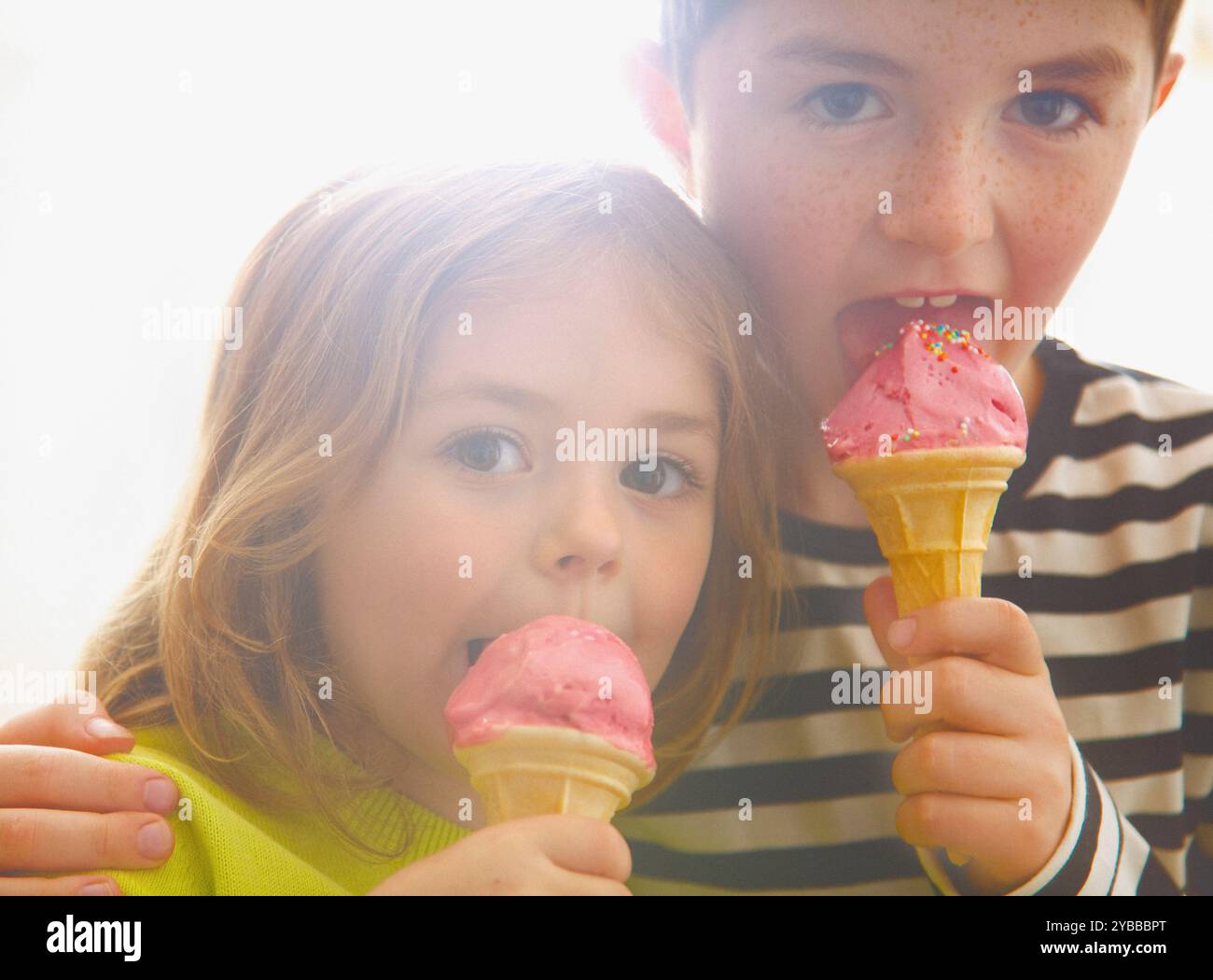 Boy and Girl Eating Ice Cream Banque D'Images