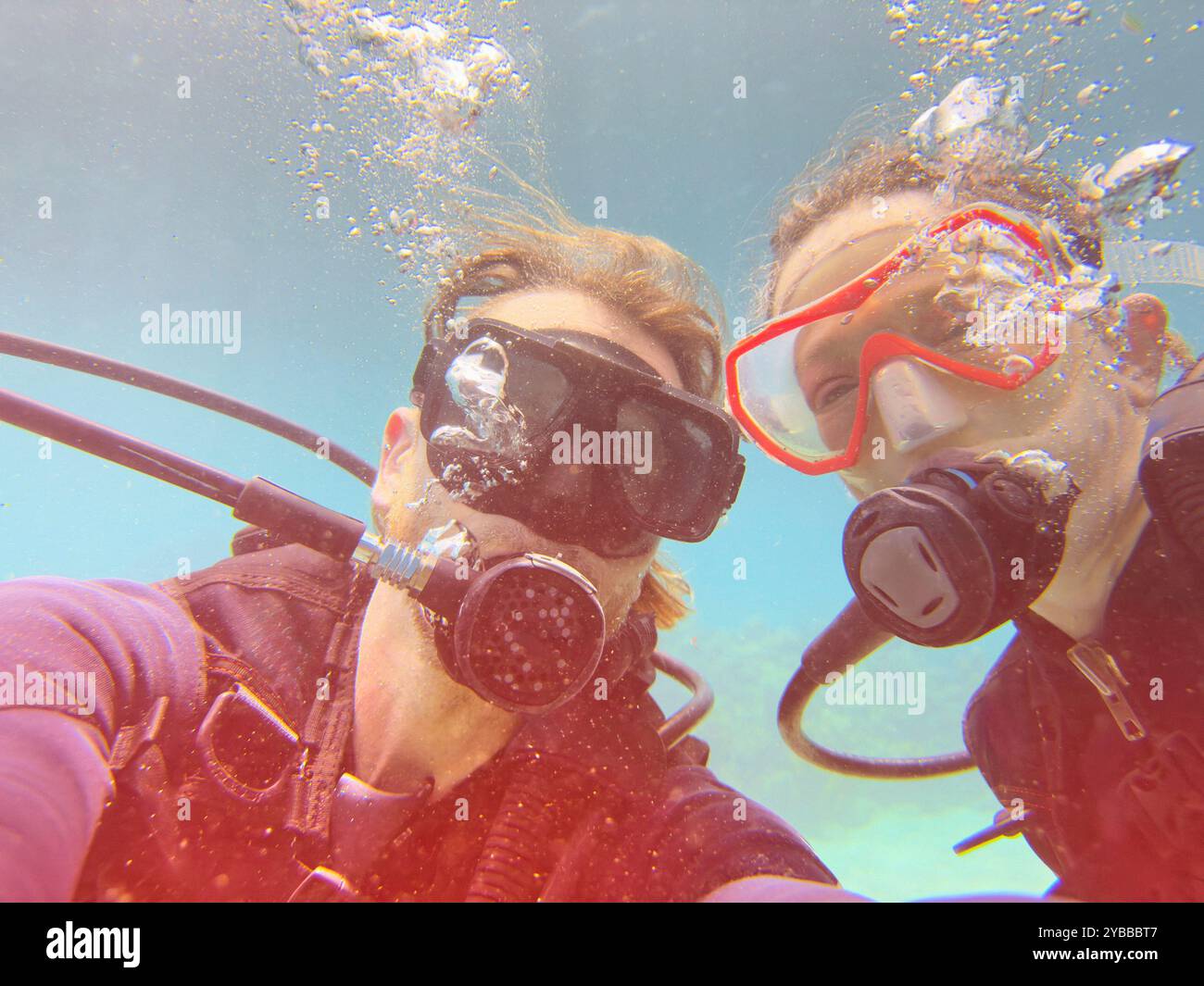Portrait couple heureux plongée sous-marine en mer, Kingstown, Saint Vincent et les Grenadines Banque D'Images