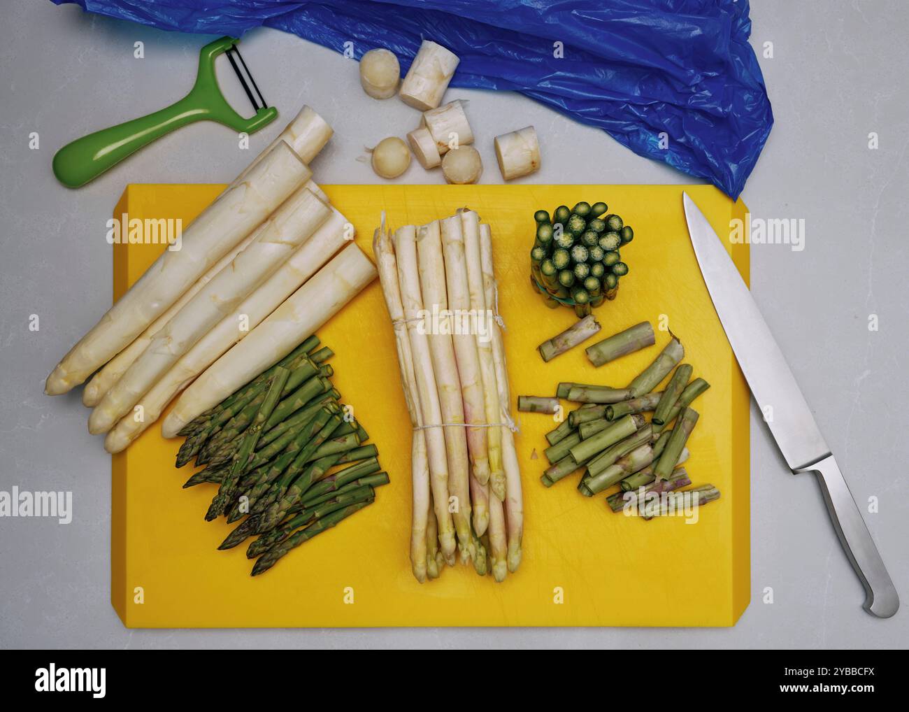 Still Life Flat pose des asperges blanches et vertes sur une planche à découper Banque D'Images